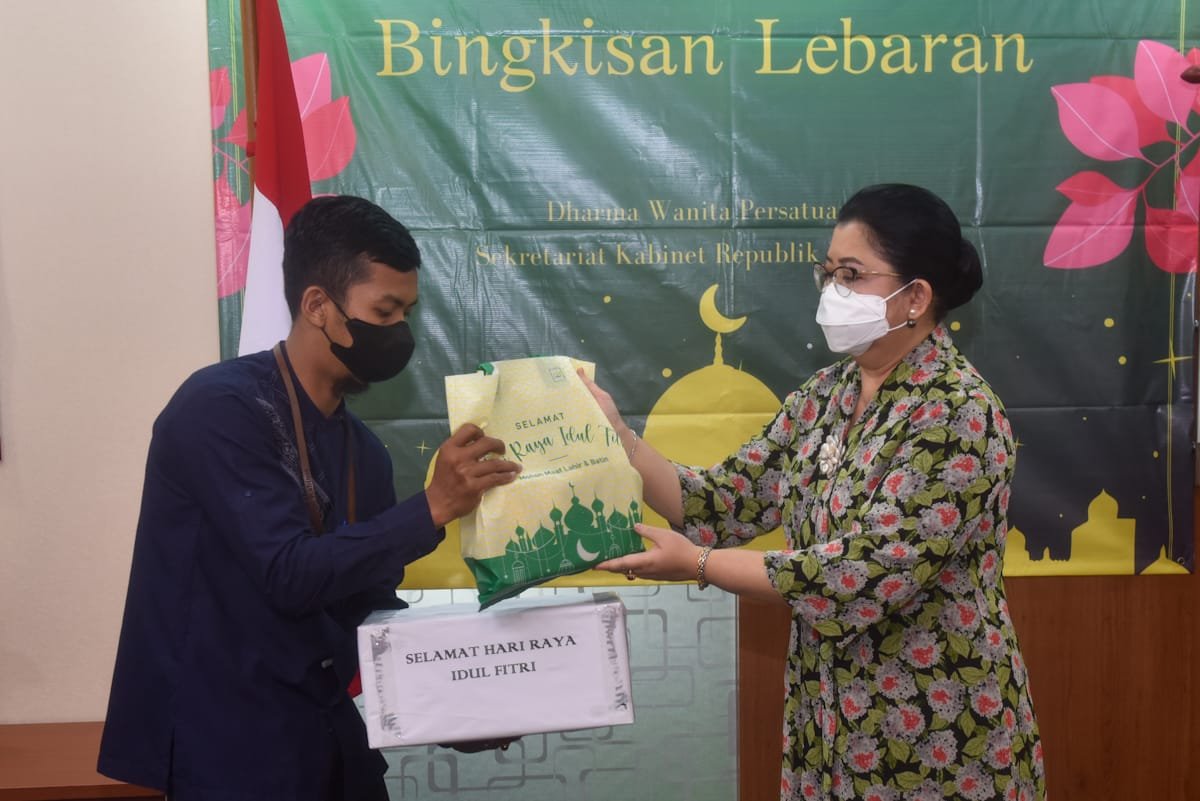 Dharma Wanita Setkab Serahkan Bingkisan Idulfitri 1443H Bagi Anak Yatim dan Pensiunan