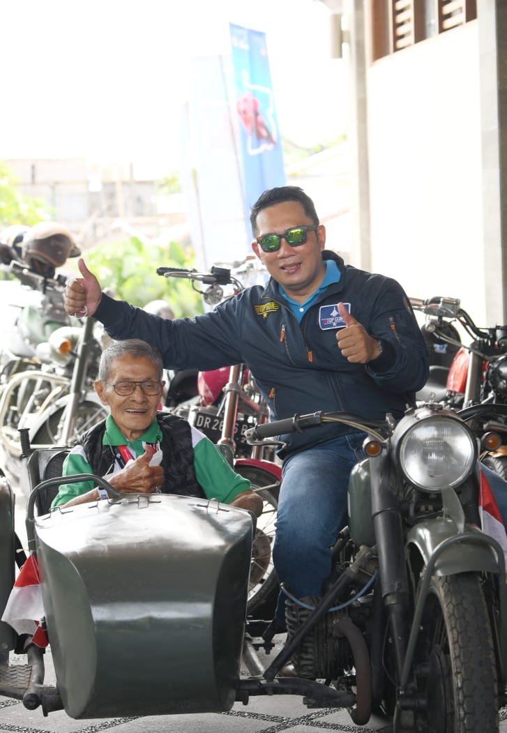 Ridwan Kamil Bonceng Legenda Hidup Pembalap Indonesia Keliling Kota Mataram, Ingatkan Kenangan Manis Tjetjep