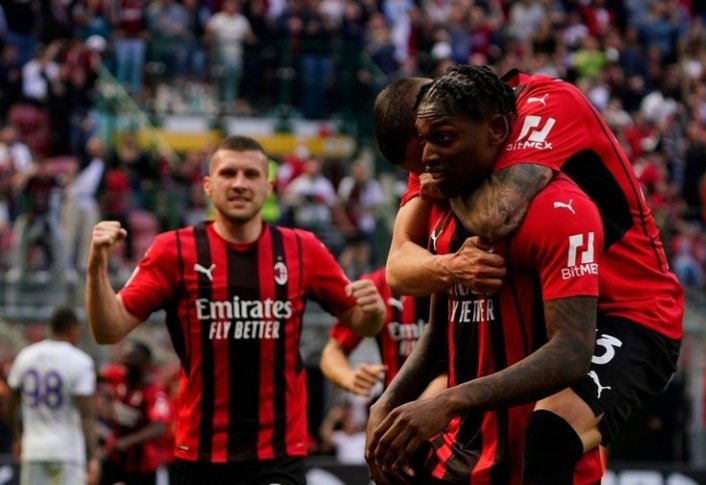 Gol Tunggal Leao di Menit Akhir Menangkan Milan atas Fiorentina