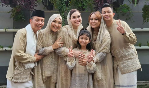 Lebaran Ayu Ting Ting, Kumpul Keluarga