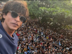 Shah Rukh Khan Jumpa Penggemar Saat Lebaran