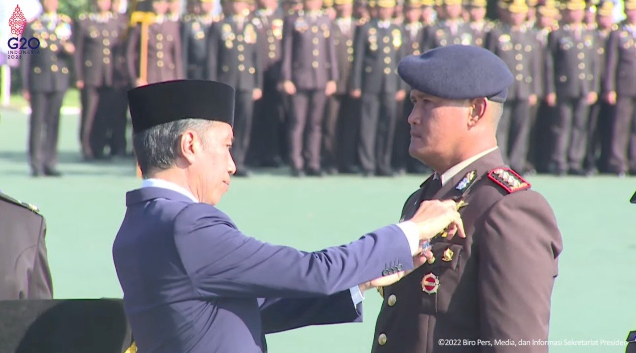 Presiden Anugerahkan Bintang Bhayangkara Nararya Bagi Tiga Personel Polri