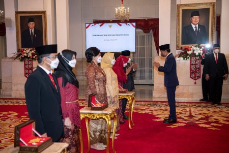 Bintang Kehormatan untuk Sastrawan hingga Maestro Jaipong