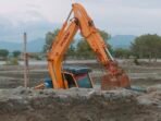 Alat Berat DKP Terjebak di Tambak Masyarakat