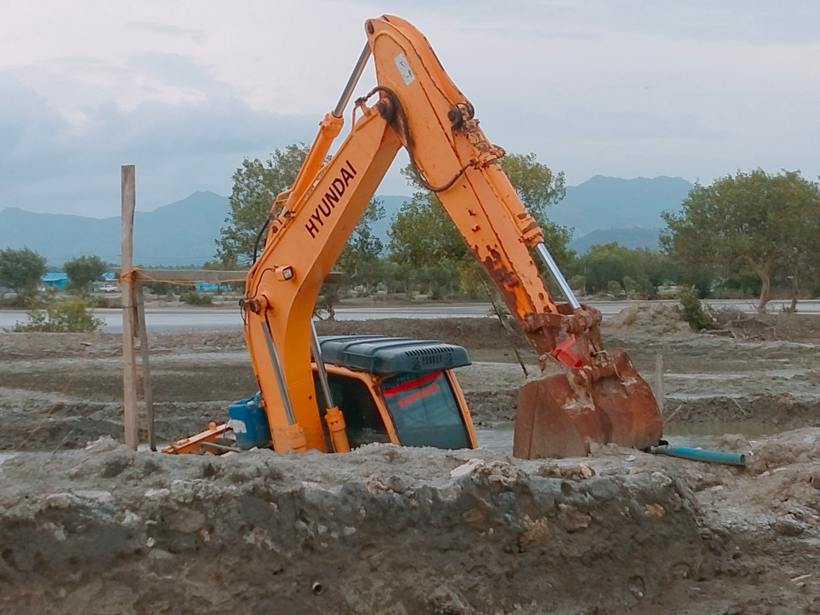 Alat Berat DKP Terjebak di Tambak Masyarakat